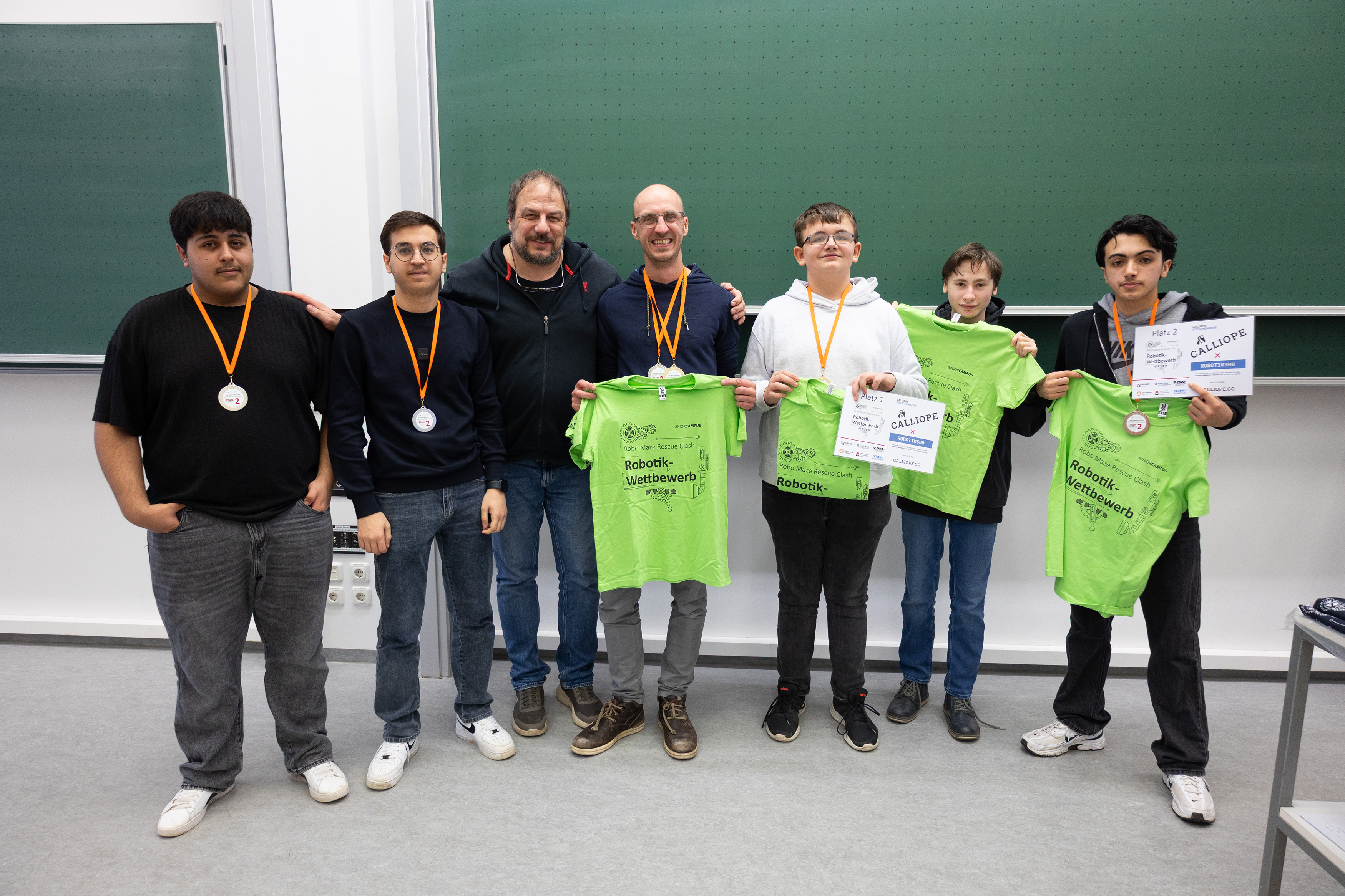 Platz eins und zwei gehen an die Heinrich-Mann-Schule Lübeck mit den Teams BotGPT und Calavera.