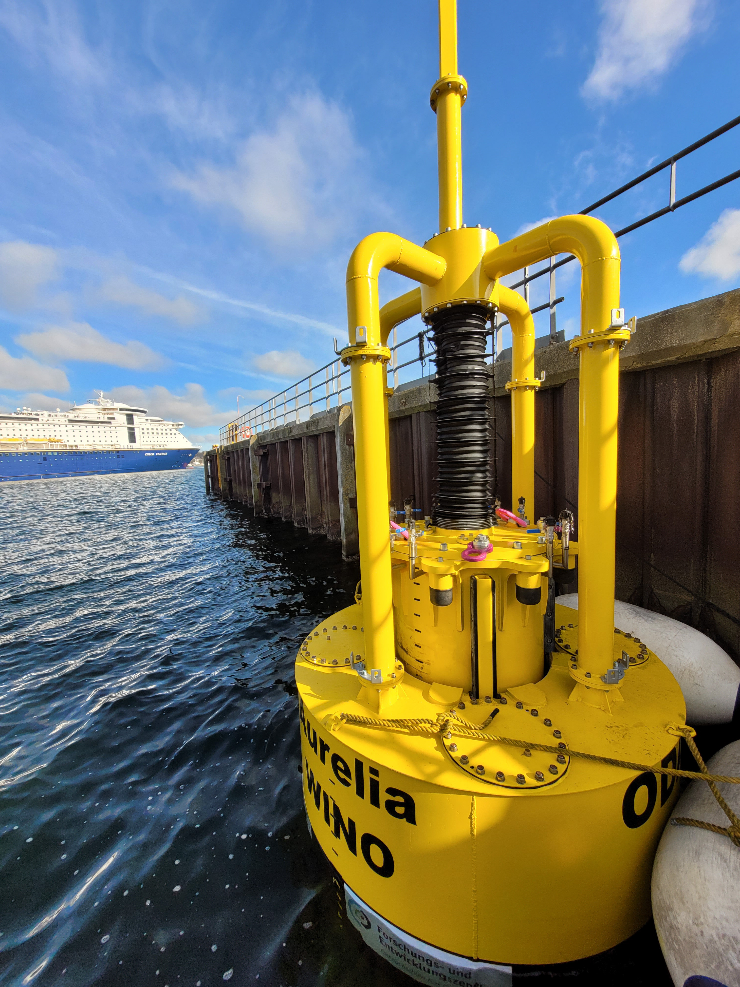 das Wellenkraftwerk im Hafenbecken