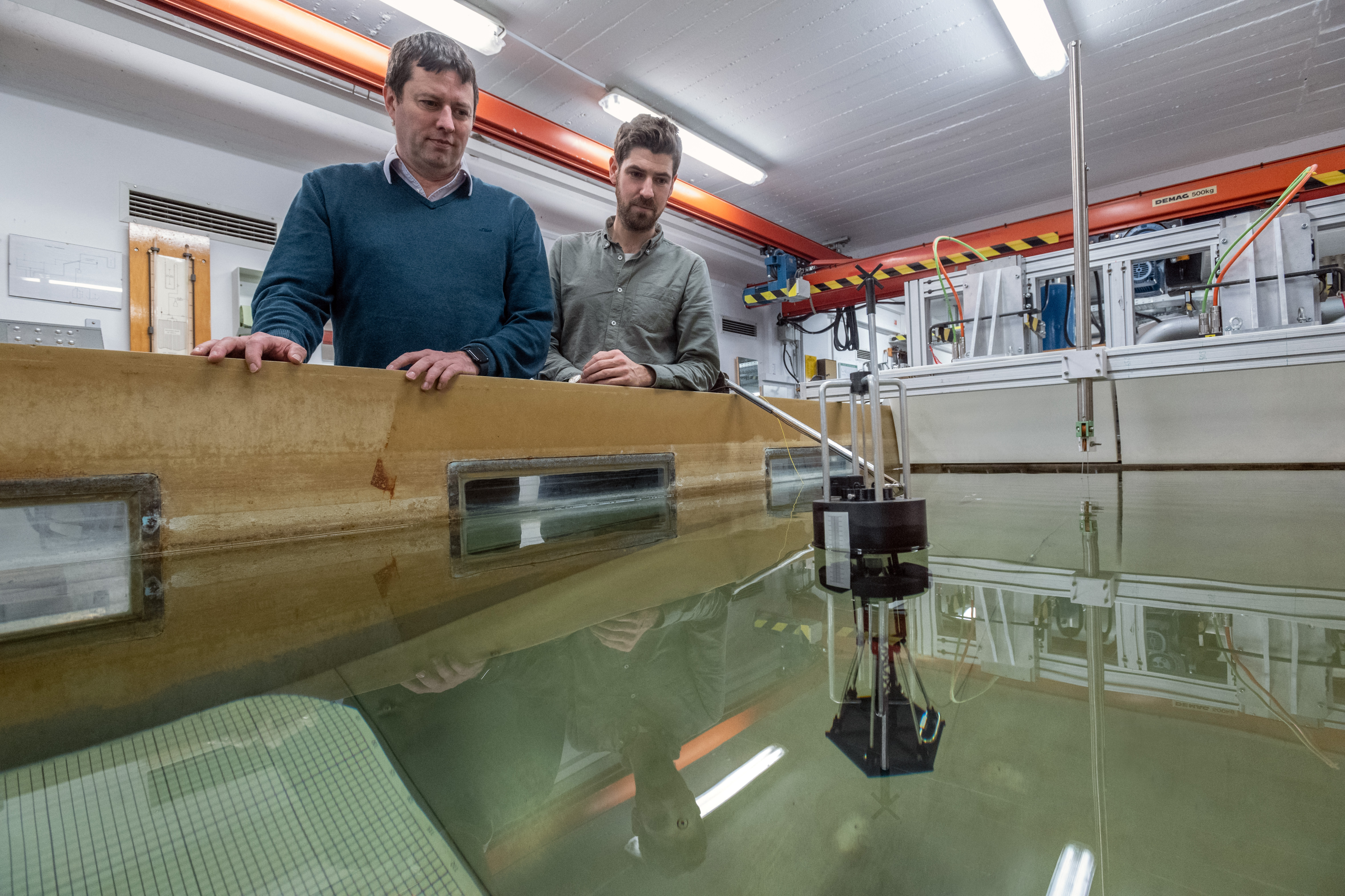 Wellenkraftwerk Aurelia WINO Transport- und Installationskonzept Julian Pforth (links), wissenschaftlicher Mitarbeiter, und Prof. Dr.-Ing. Christian Keindorf stehen am Umlauftank des Instituts für Schiffbau
