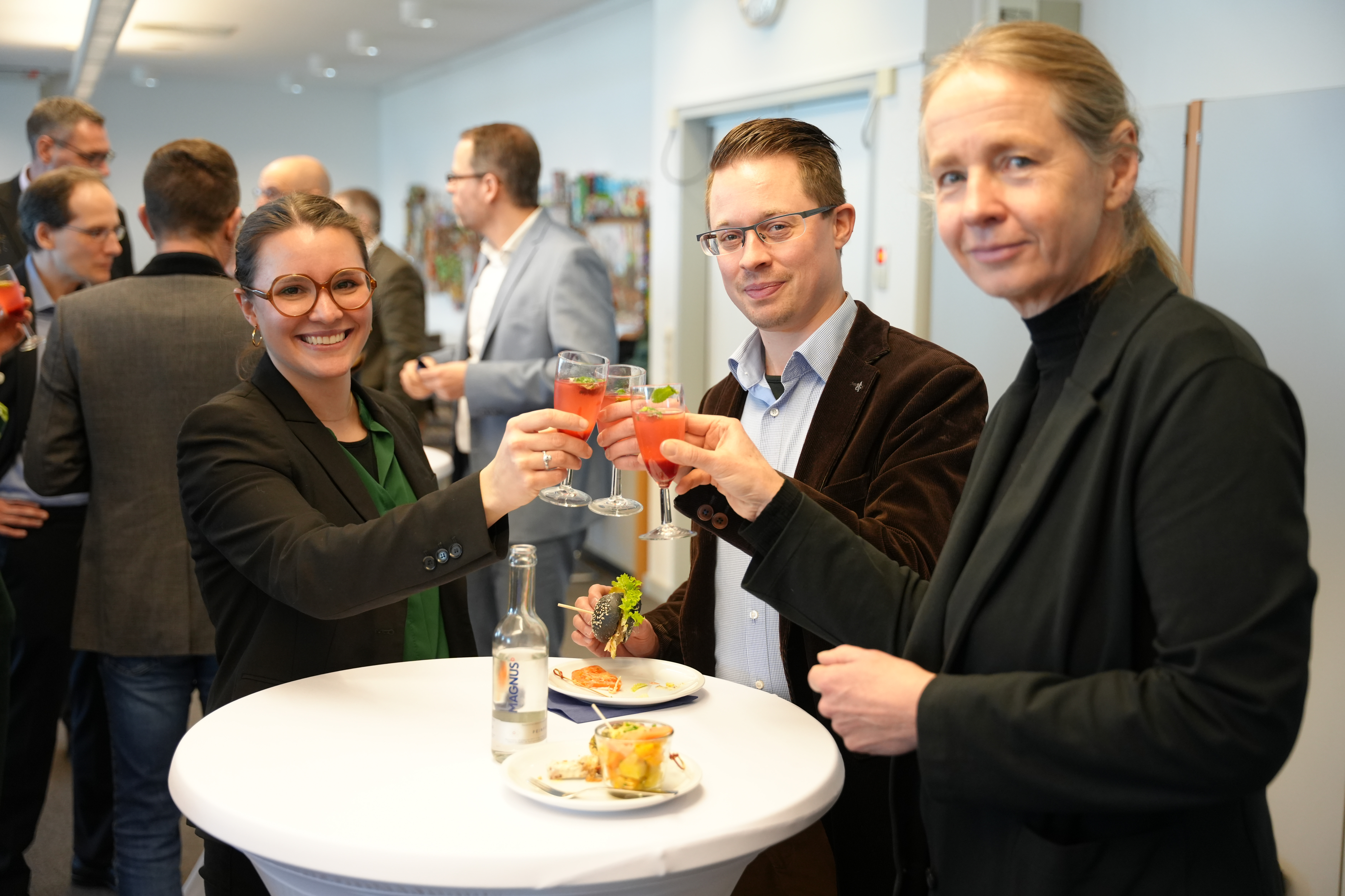 Auf dem Bild stoßen Dr. Susanne Czech, Prof. Dr. Marc-André Weber und Prof. Dr. Ute Vanini mit einem Getränk auf das Promotionsrecht für das PKSH an.
