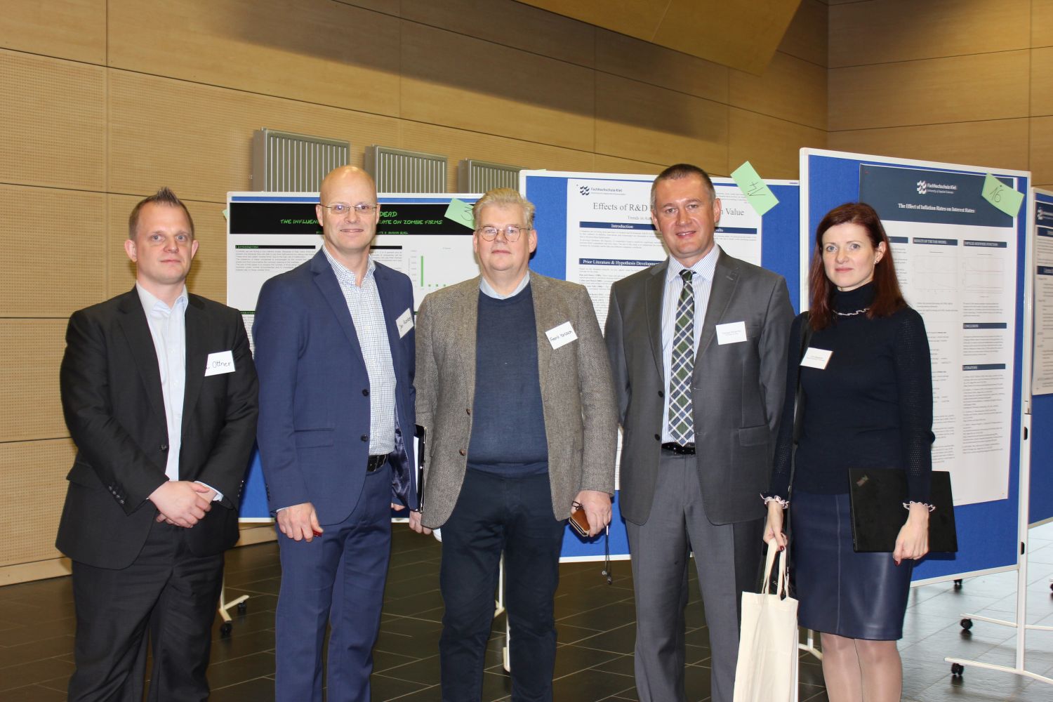 Die Fachjury (von links nach rechts): Kai Ottner von EY, Prof. Dr. Jan Alpenberg und Prof. Dr. Fredrik Karlsson von der Linnaeus University in Växjö, Schweden, Prof. Dr. Tomasz Wnuk-Pel von der University of Łódź in Polen, Prof. Dr. Lina Dagilienė von der Kaunas University of Technology in Litauen.