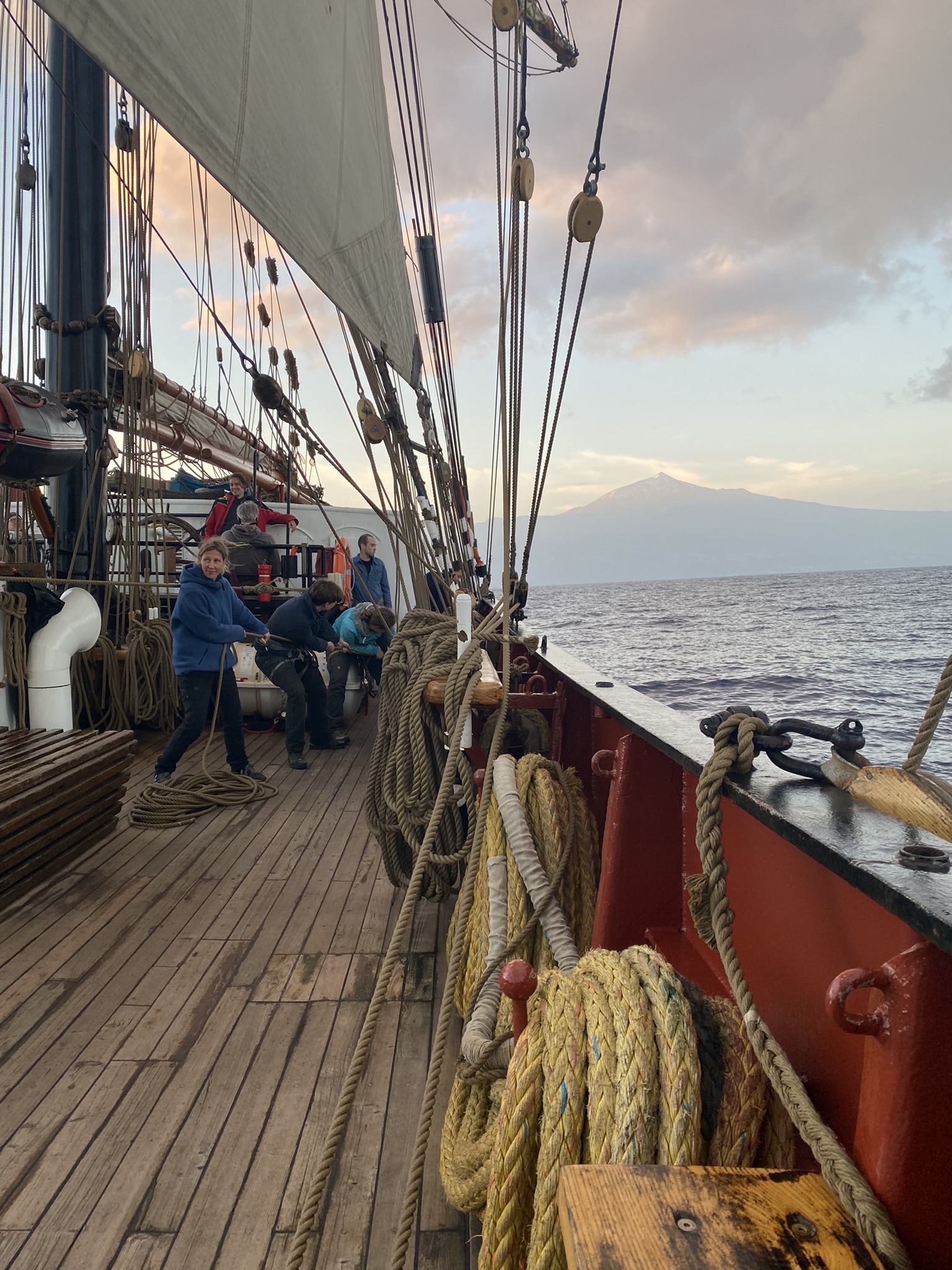 Blick auf das Deck eines Traditionsseglers